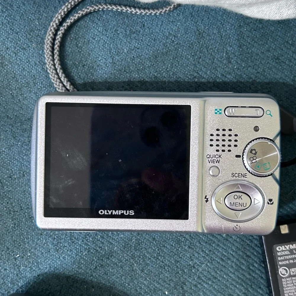 Olympus‎ stylus 500 digital camera silver w/battery and charger, not working